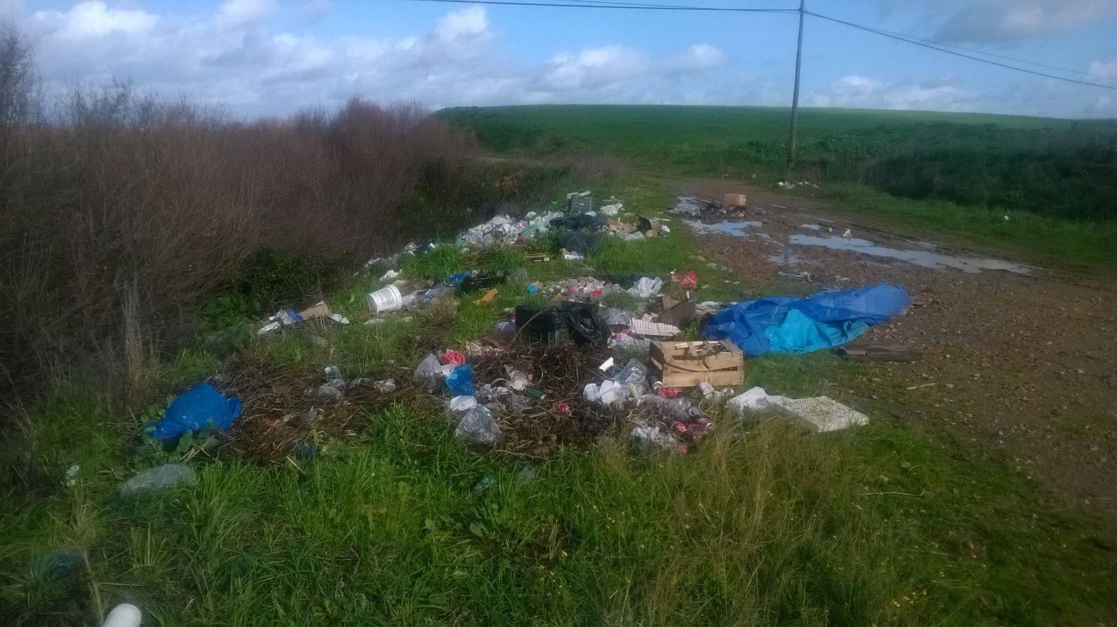 Zona llena de basura en la pedanía Casar de Miajadas 