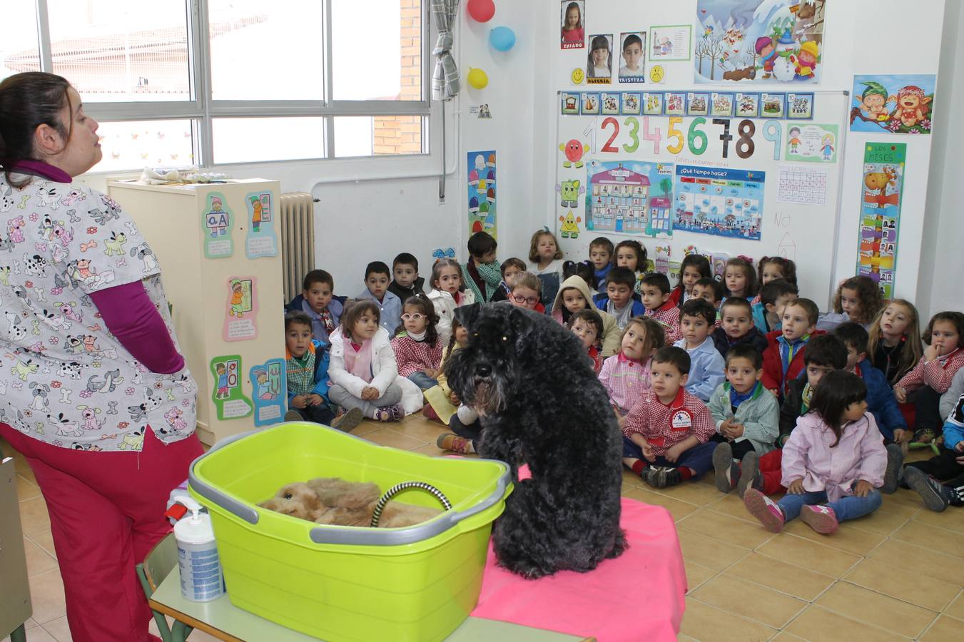 Gema y su perra Pepa de la tienda ‘Pelupets' dando el taller 
