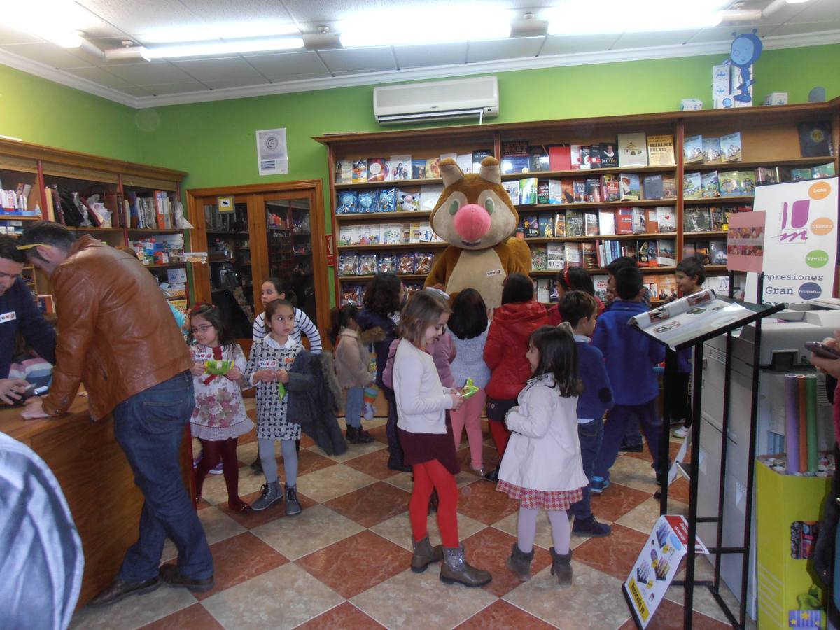 Los pequeños jugando con Rasi 