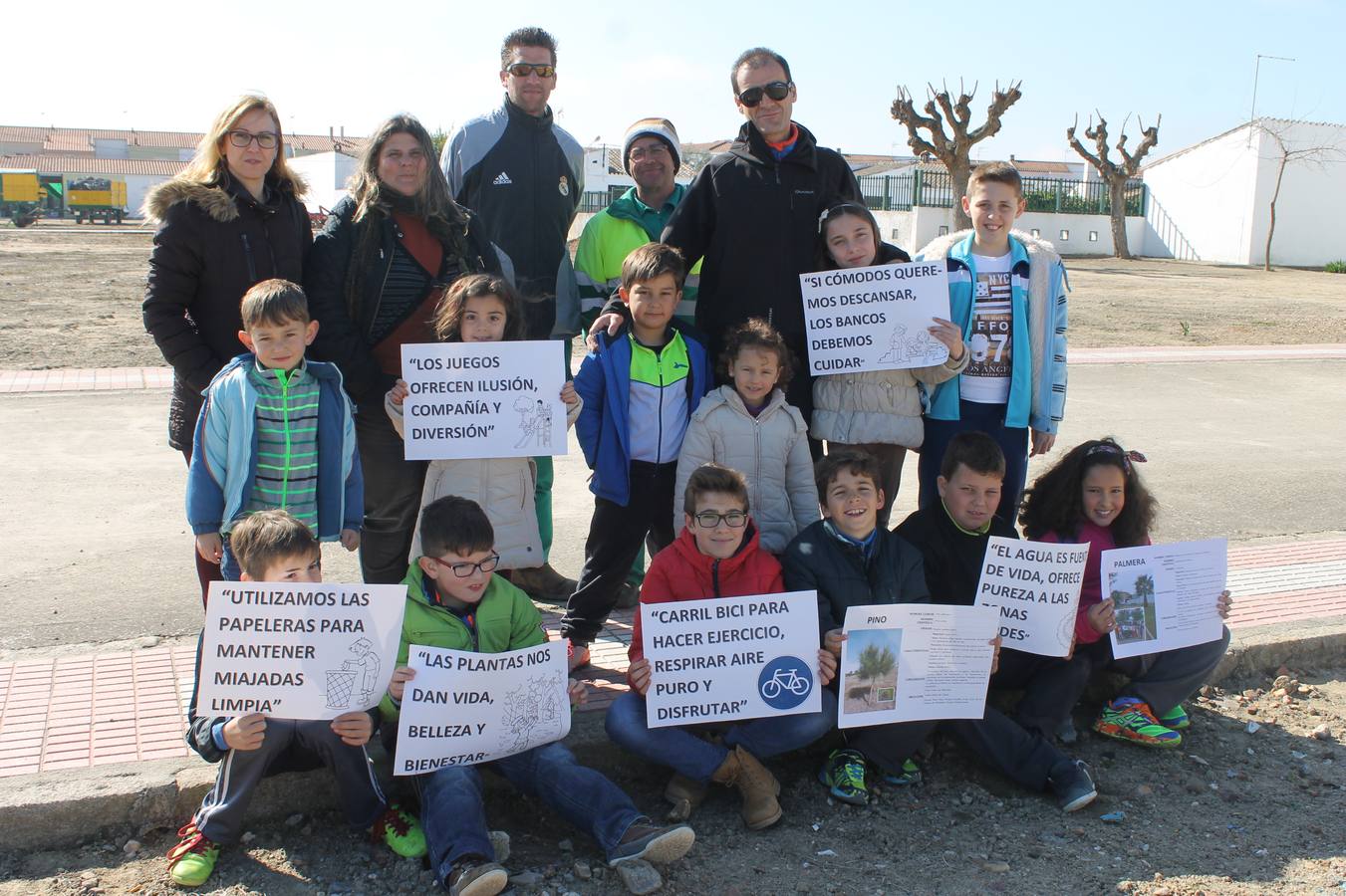Alumnos de Alonso de Ojeda con carteles de la campaña. 