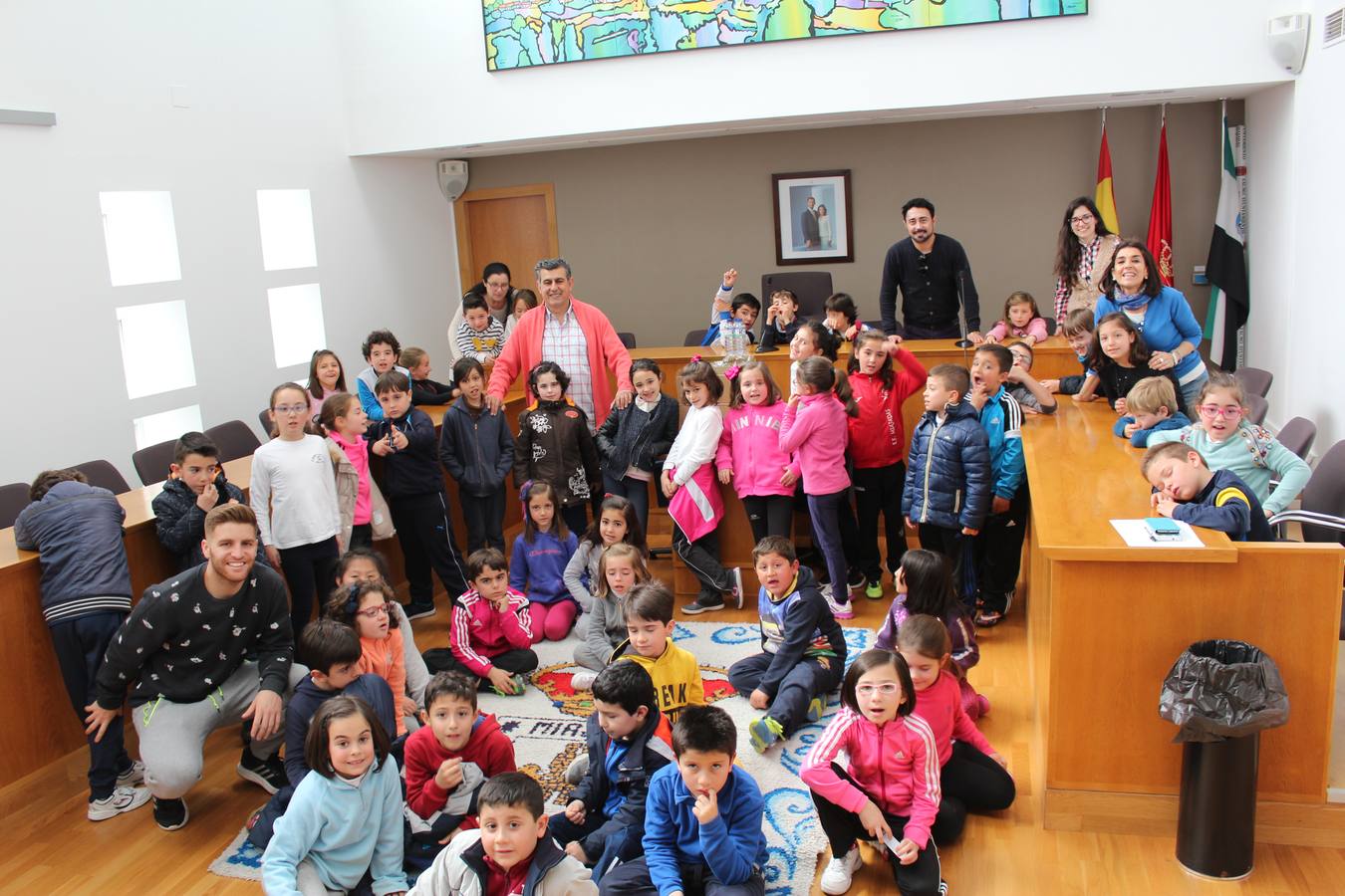 Foto de los alumnos y sus profesores con el alcalde en el salón de plenos. 