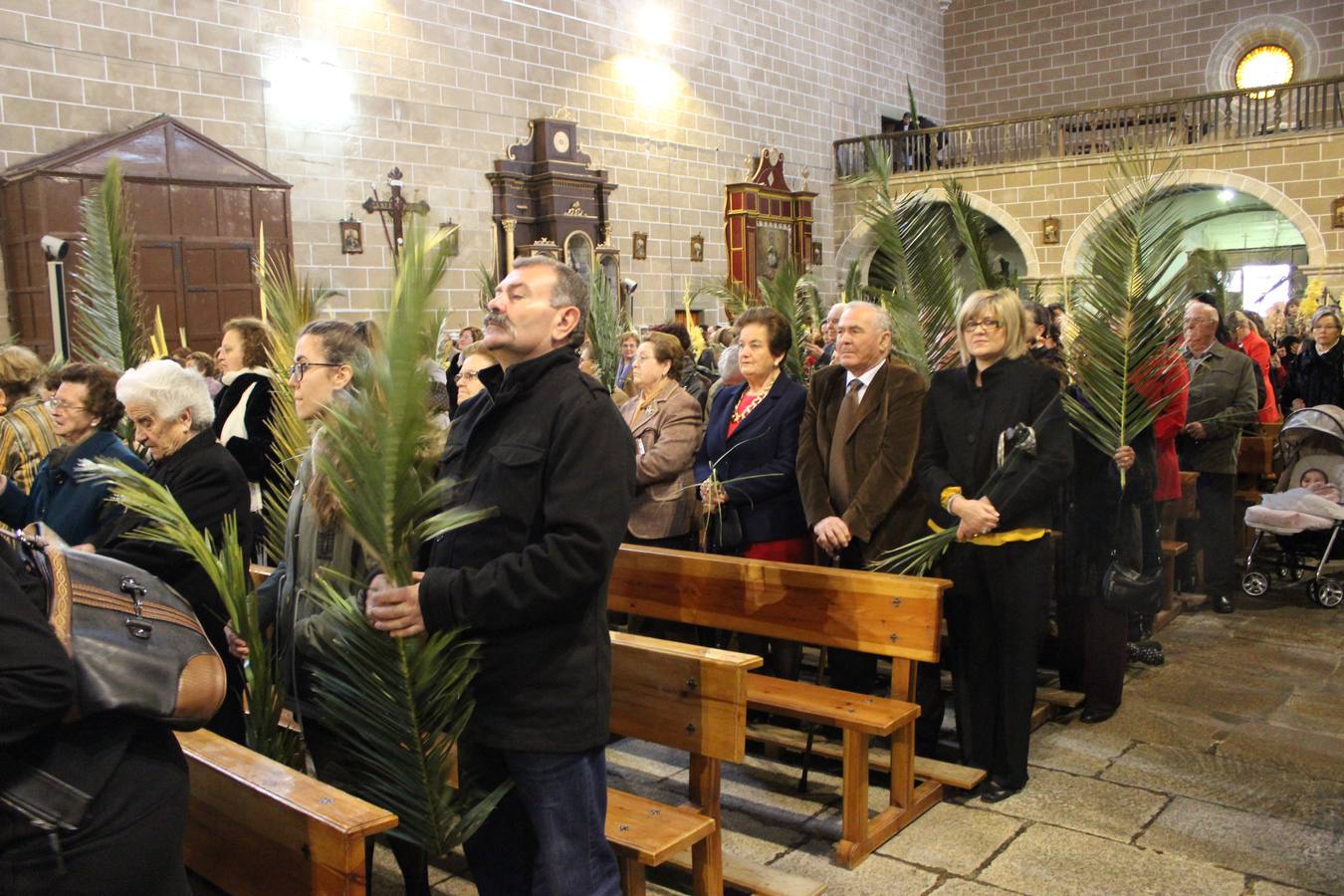 Momento de la procesión dentro de la iglesia. 