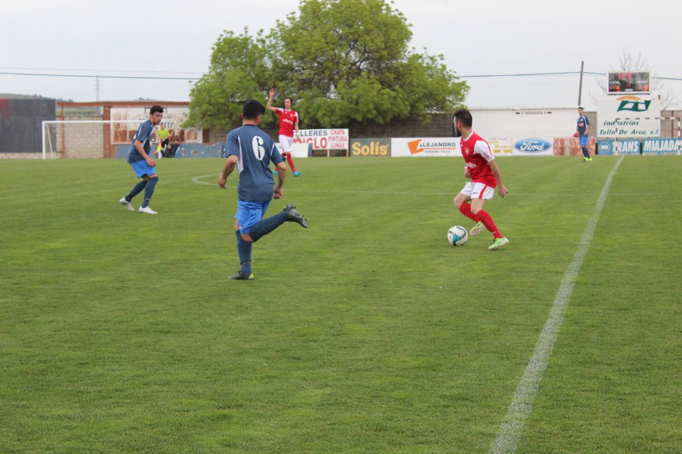 Cristian conduce el balón en un momento del partido. 