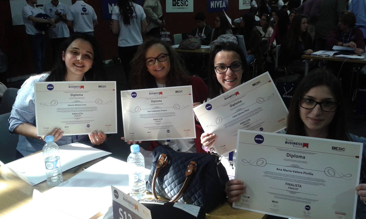 Alumnas del equipo 'Guerrerasyoung' con su diploma acreditativo. 