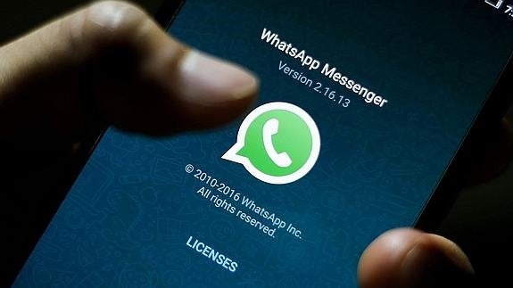 Un usuario haciendo a whatsapp para hacer uso del servicio. 