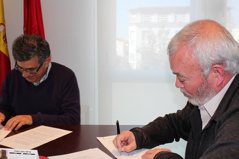 Andrés Borrallo (a la derecha) en la firma del convenio del Ayuntamiento y de Cáritas Interparroquial. 