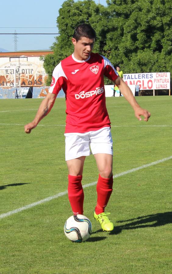 Rubén de Gracia conduce la pelota en el último partido en casa. 