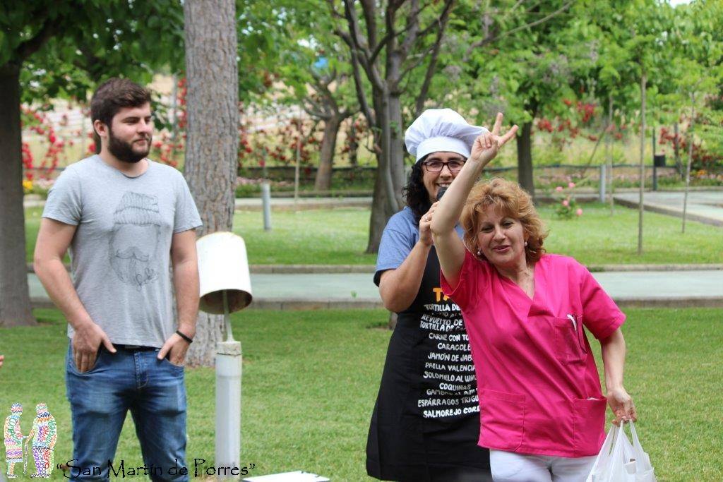 Algunos de los mayores de la residencia degustando las tapas. 