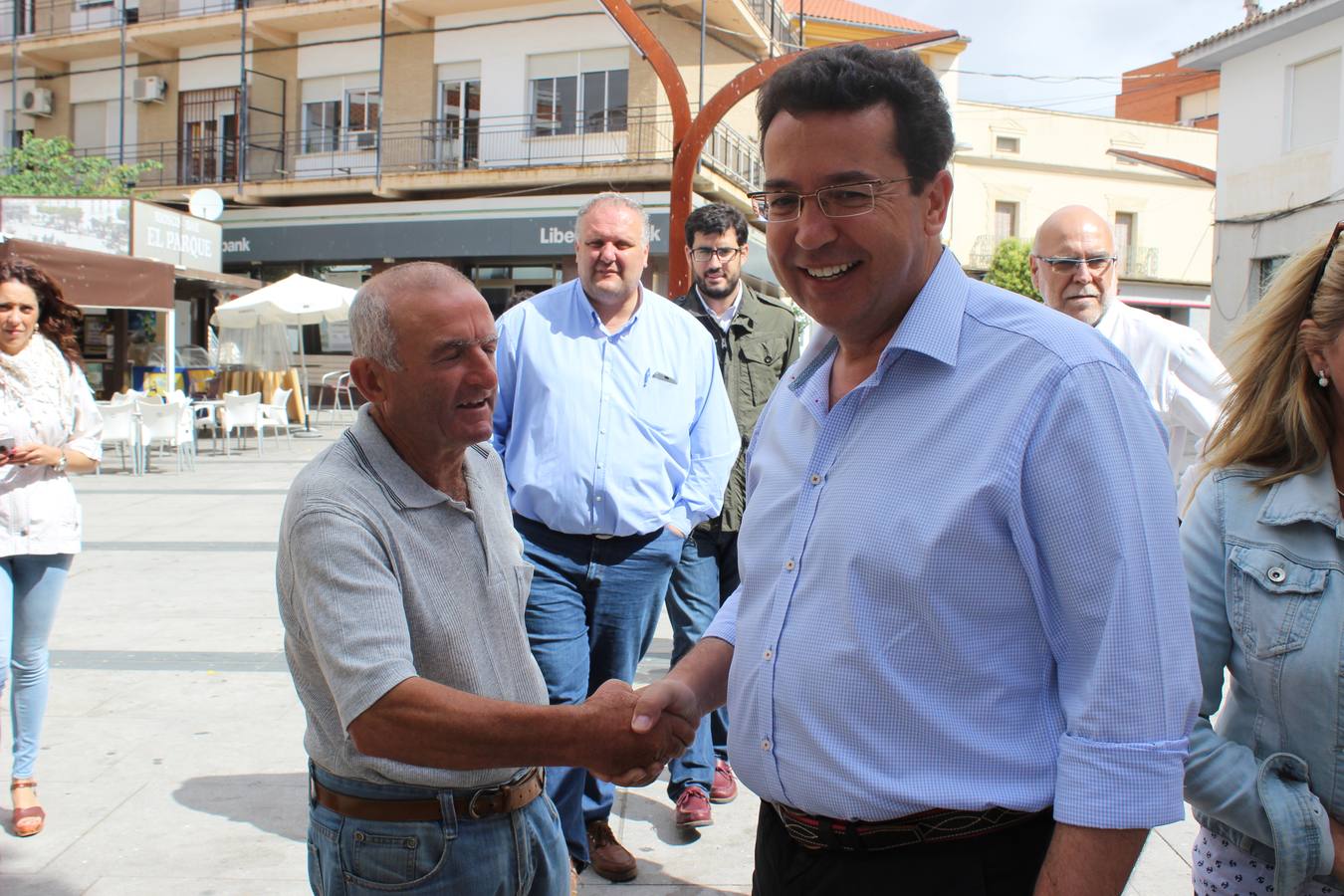 Fernando Manzano saludando a miajadeños en la Plaza de España. 