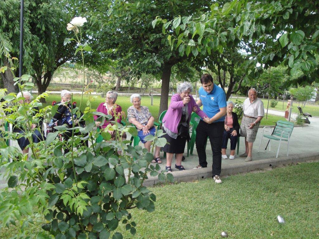 Los mayores juegan a la petanca con los voluntarios de la Caixa