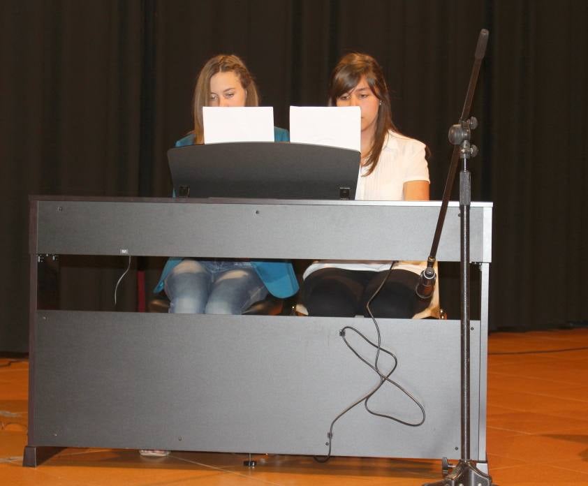 Actuación de dos alumnas en una clausura de curso anterior. 