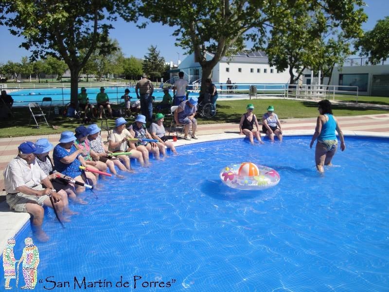 Los mayores de San Martín de Porres se refrescan en la piscina municipal