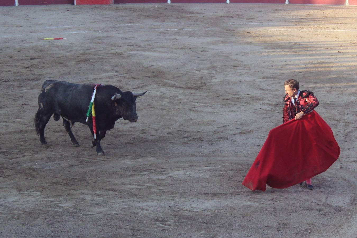 El murciano 'Rafaelillo' toreando a uno de los 'adolfos'. 