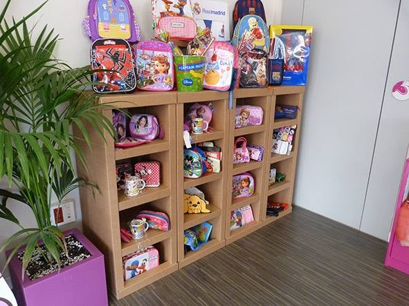 Una estantería fabricada con cartón. 