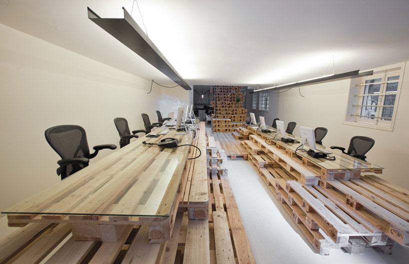 Sala de reuniones con mobiliario realizado con palets. 