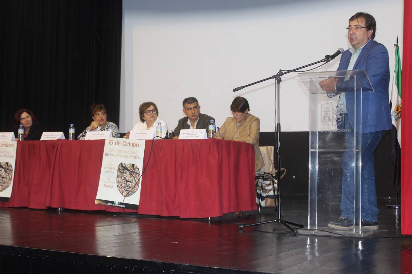 El presidente de la Junta de Extremadura en el atril durante su intervención. 