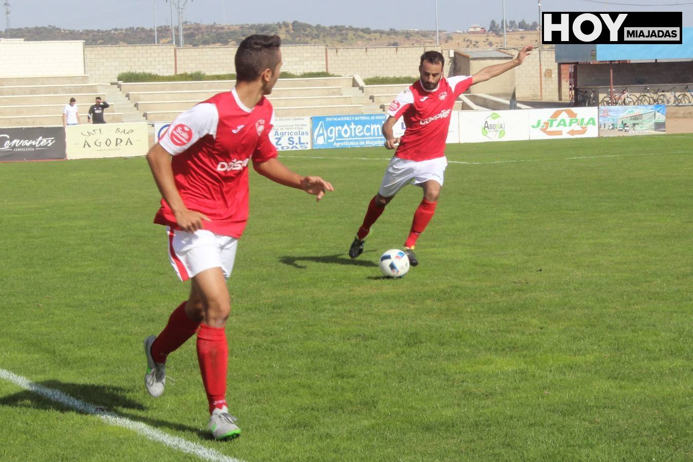 Javier Corrales despeja un balón ante la mirada de Bala. 