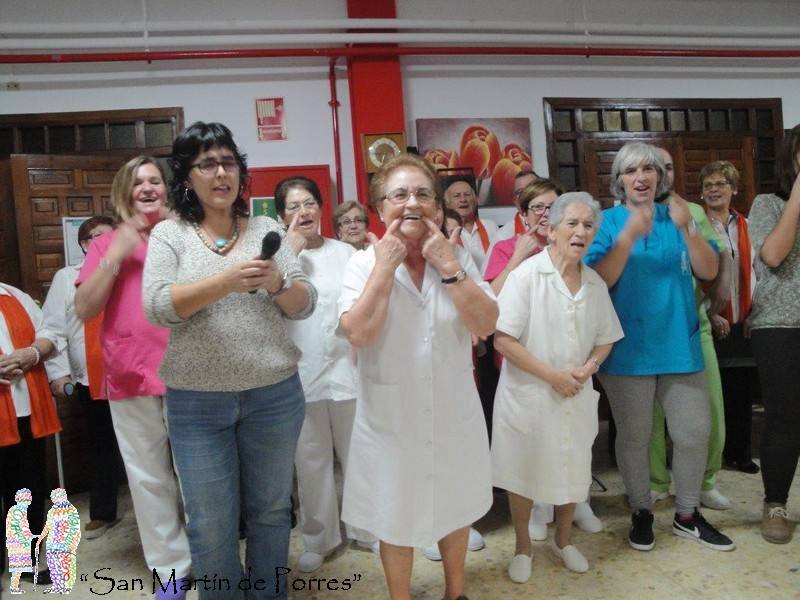 Mayores y miembros del coro durante la jornada. 