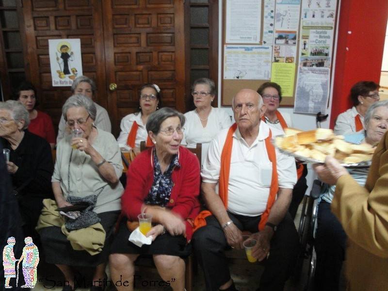 Mayores y miembros del coro durante la jornada. 