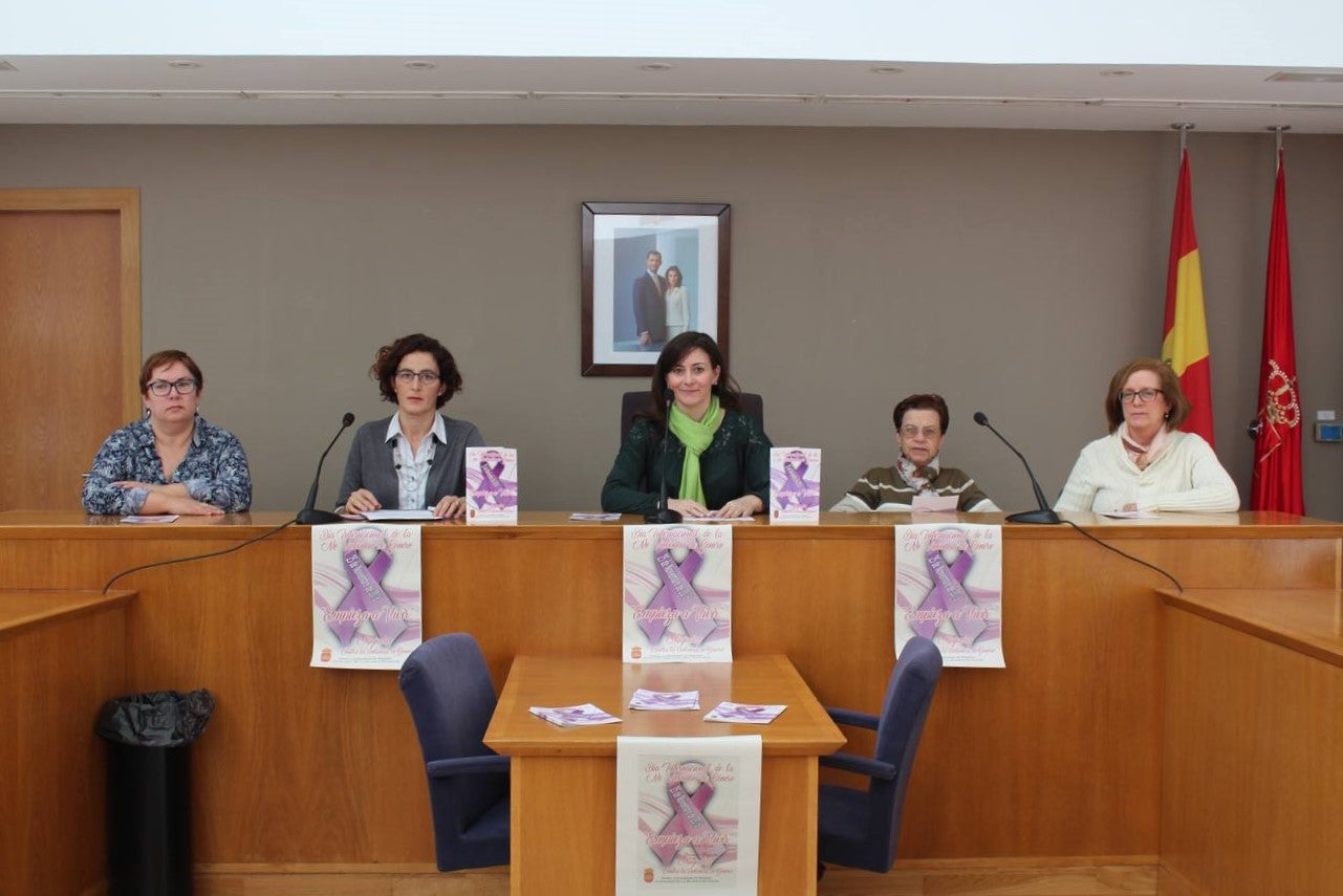 Isabel Ruiz Correyero con representantes de las asociaciones de mujeres en la presentación. 