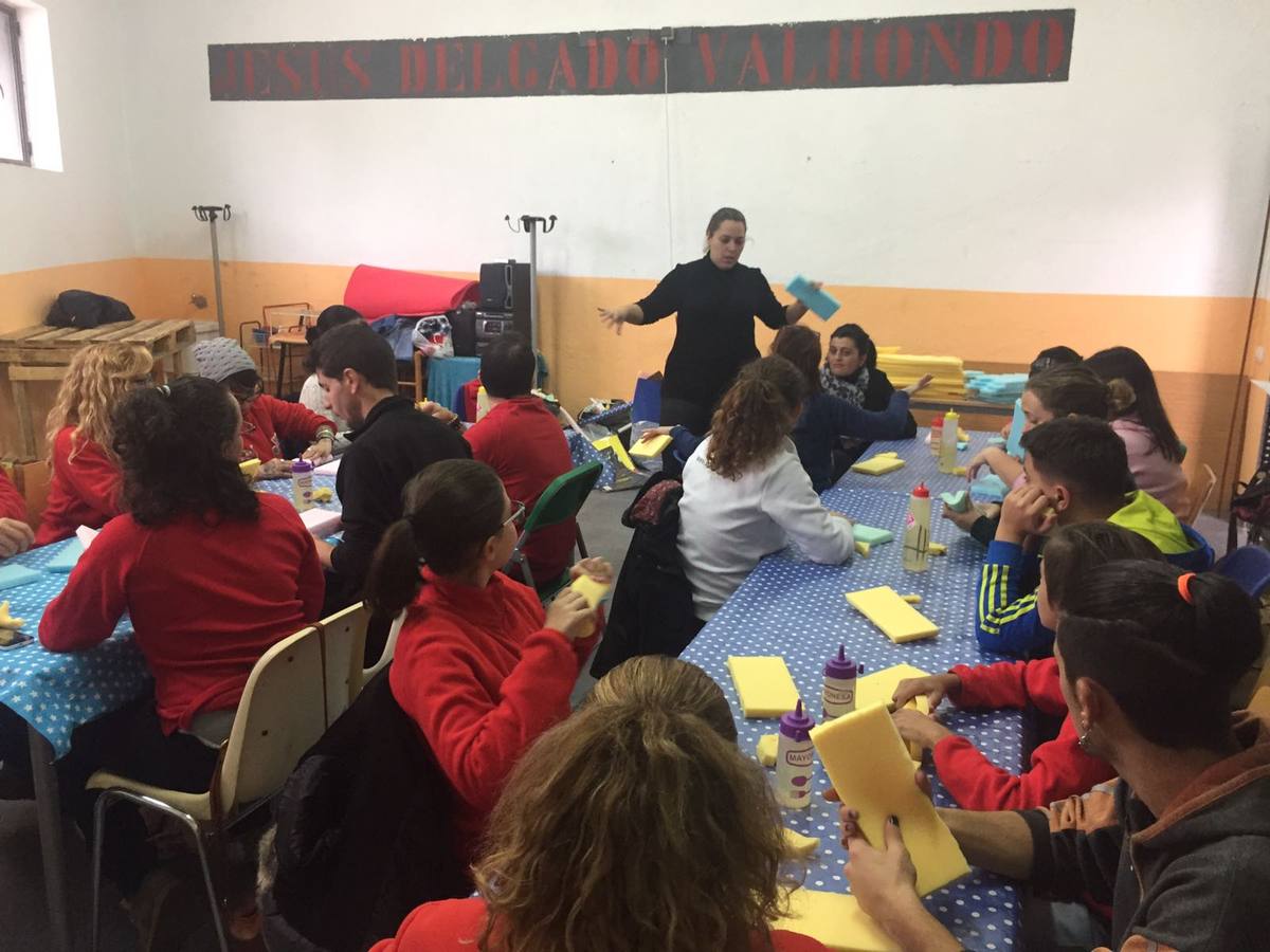 Participantes atentos a las explicaciones en el taller. 