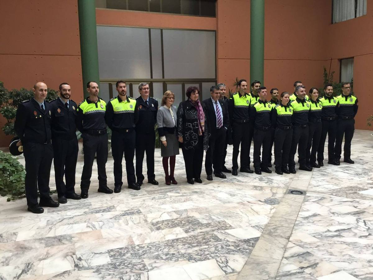El alcalde, en el centro, junto a la consejera. 
