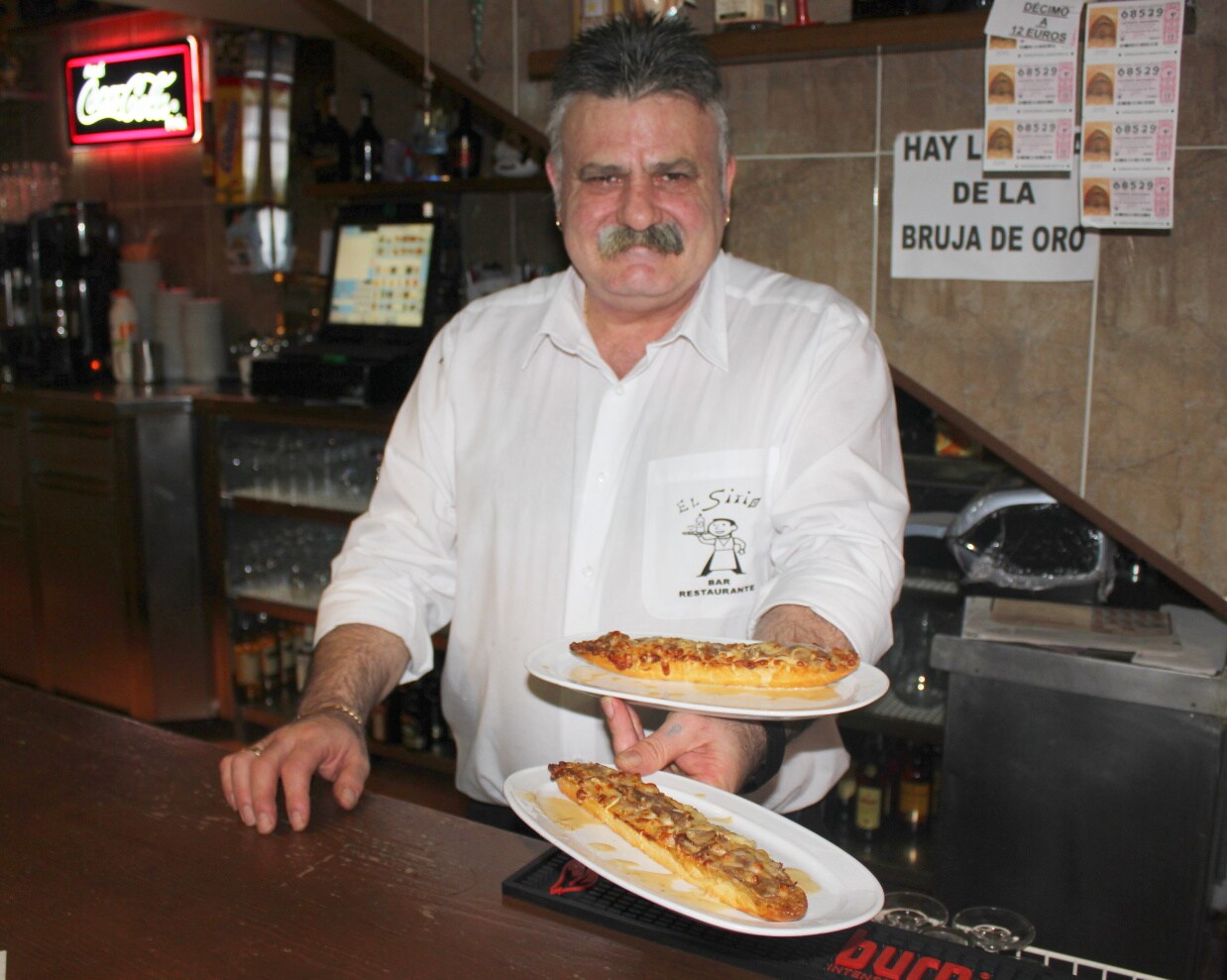 Un camarero del un bar del municipio. 