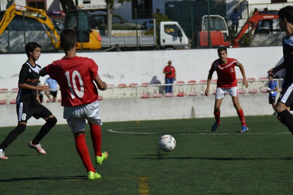 Dos jugadores de la EF Miajadas se pasan la pelota en una imagen de archivo. 