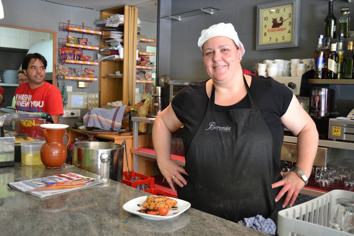 Una cocinera de un bar del municipio. 