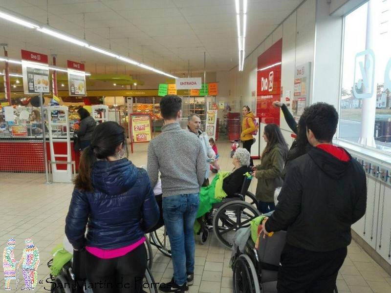 Mayores de la residencia en un supermercado del municipio. 