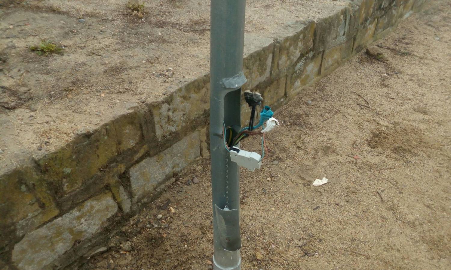 Cableado destrozado de una luminaria. 