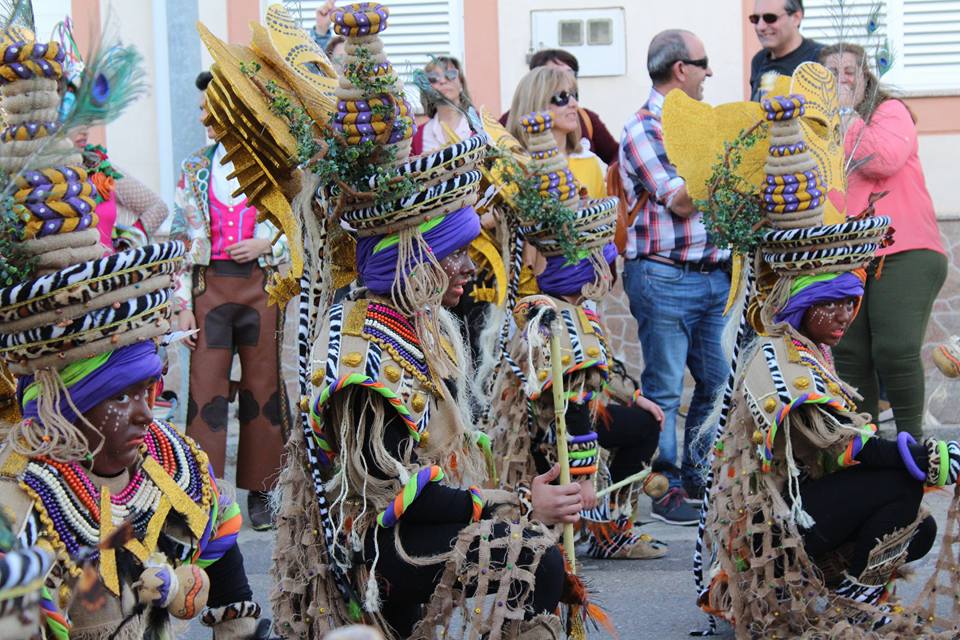 Miembros de la comparsa local Los Bailongos durante la II Convivencia Carnavalera. 