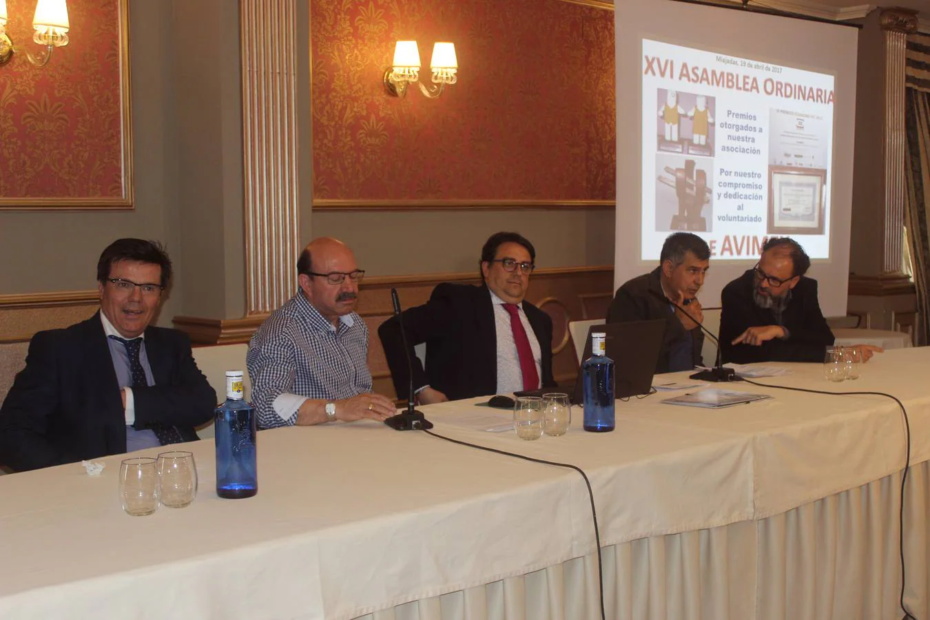 Personalidades presentes en la inauguración de la asamblea. 