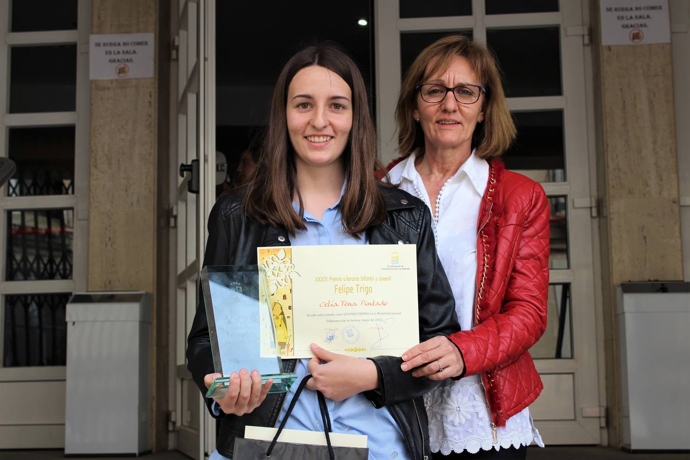 Celia Tena con el diploma y el galardón del concurso. 