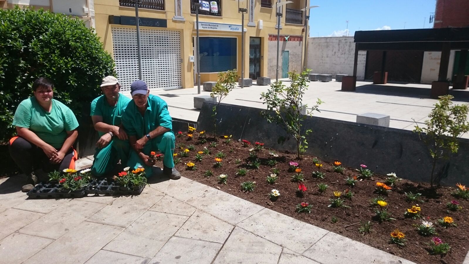Jardineros tras la jornada de actuación en la plaza de La Llanada. 
