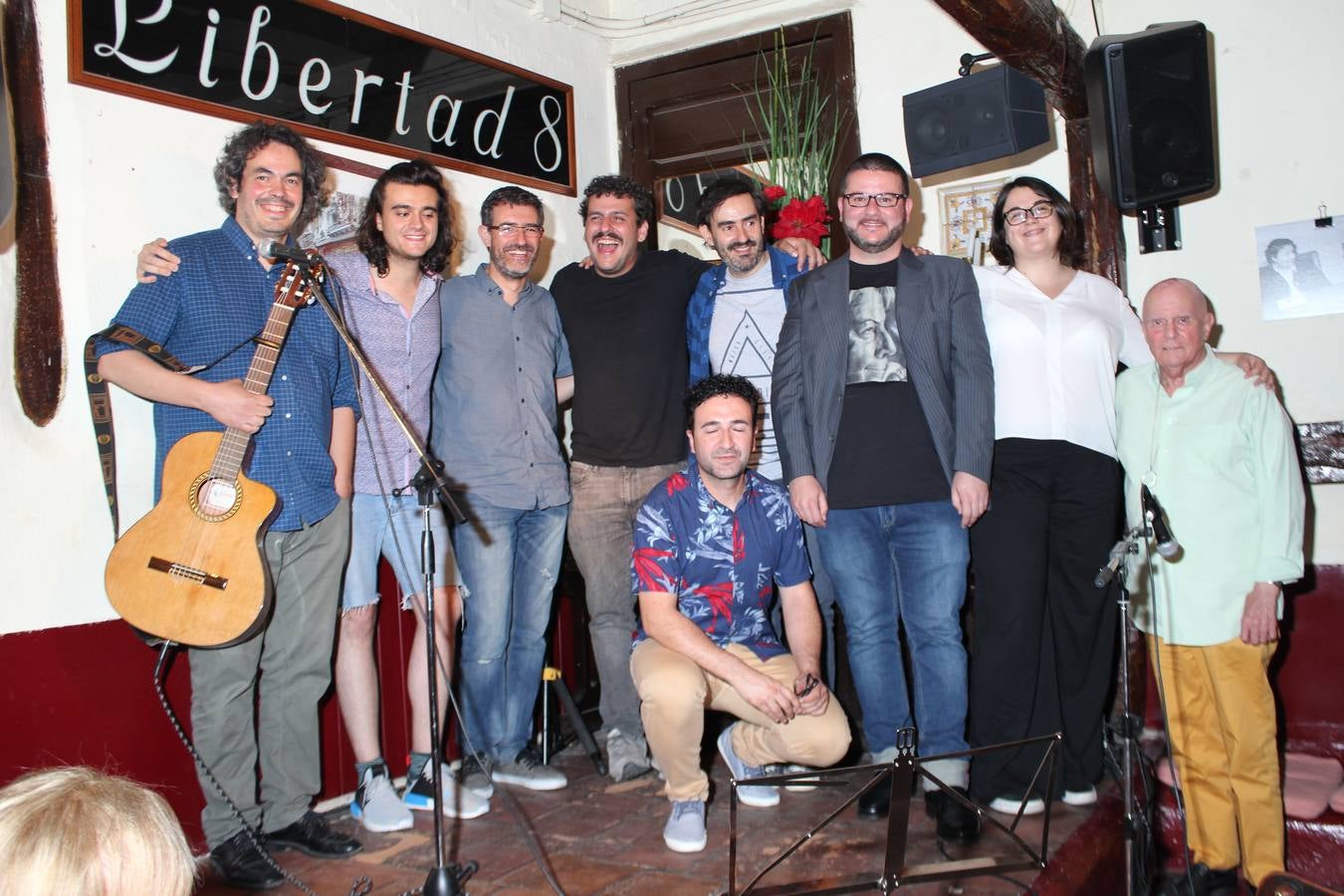 Algunos amigos que acompañaron a Julio Santiago en la presentación. 