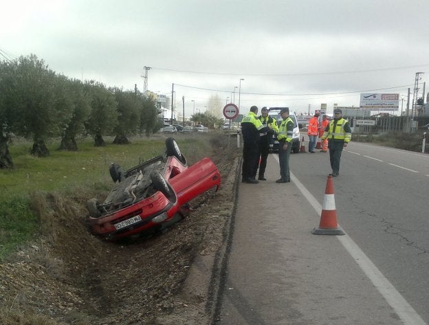 Coche accidentado en la carretera EX-206 entre Cáceres y Miajadas. 