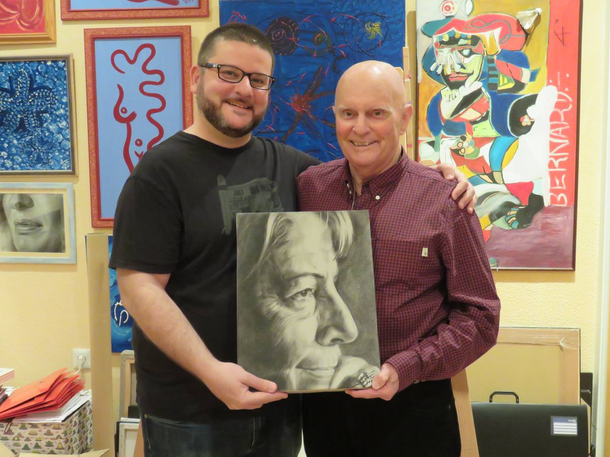 Julio Santiago y Mills Fox Edgerton con un retrato de la escritora. 