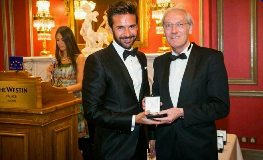 Pedro Cuadrado recibiendo la Medalla de Oro de la mano de José Luis Salaverría. 