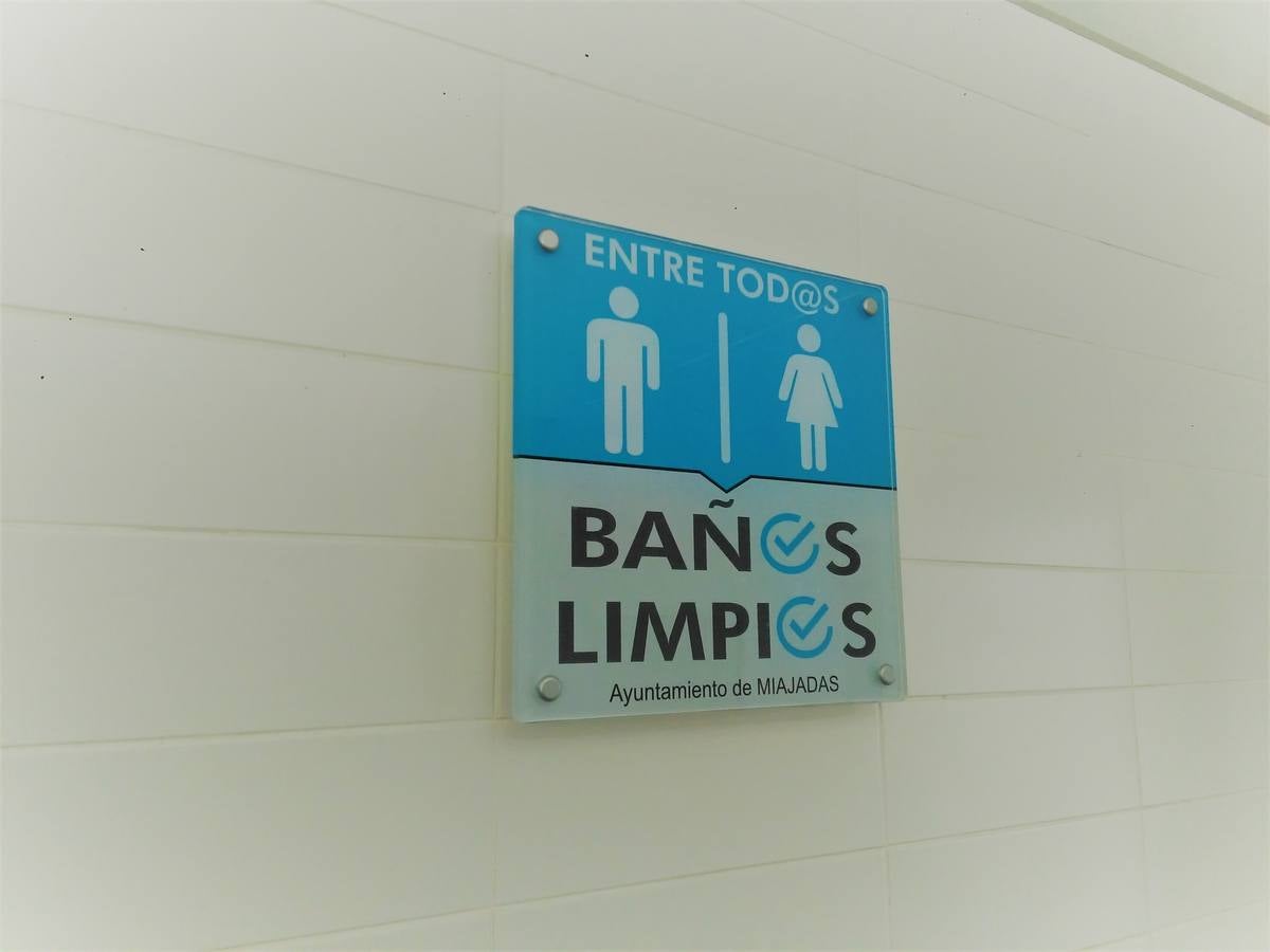 Uno de los nuevos carteles de los aseos. 