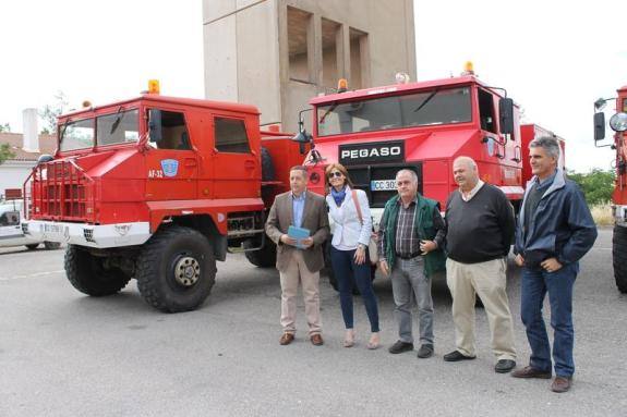 Imagen de archivo del acto de entrega de un camión de bomberos que Miajadas tiene inactivo actualmente. 