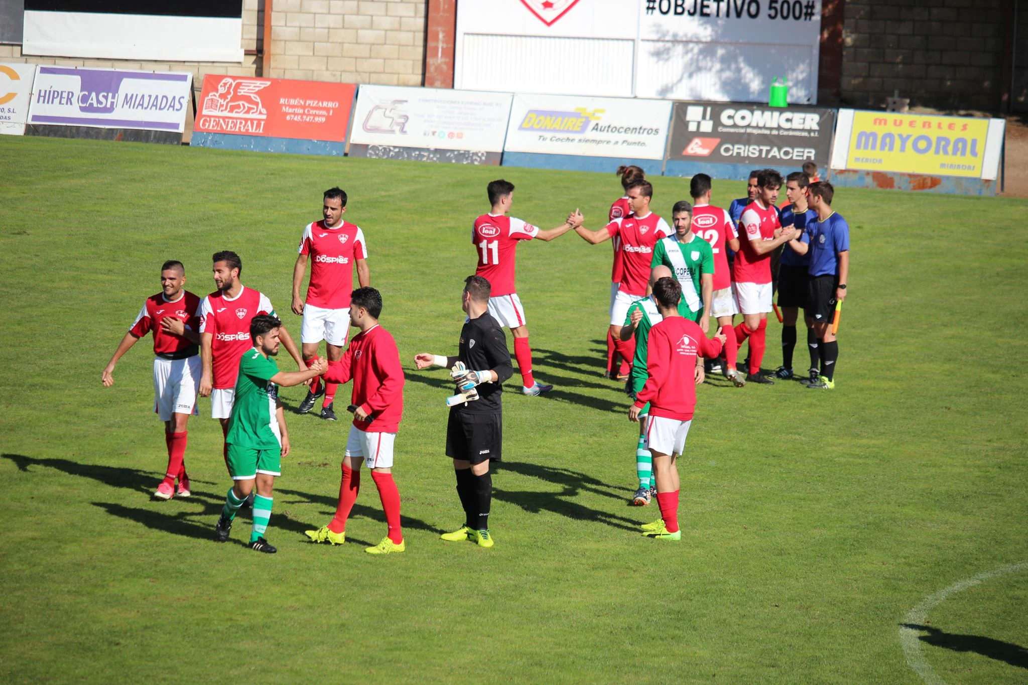 Saludo entre jugadores tras el pitido final. 