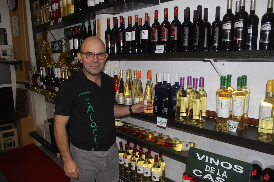 Emilio Naranjo con algunos de los vinos expuestos en el local. 