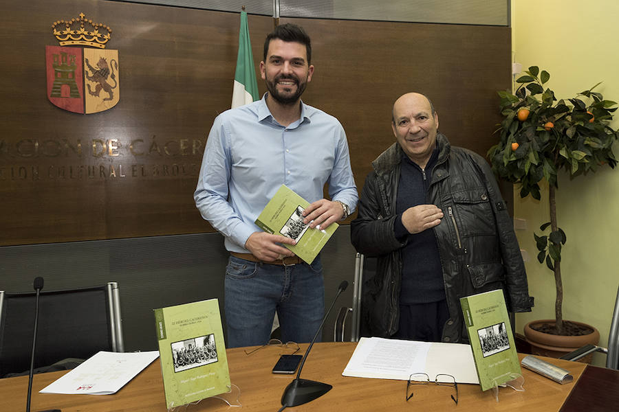 Álvaro Sánchez Cotrina (izquierda) y el autor del libro, Miguel Ángel Ródriguez. 