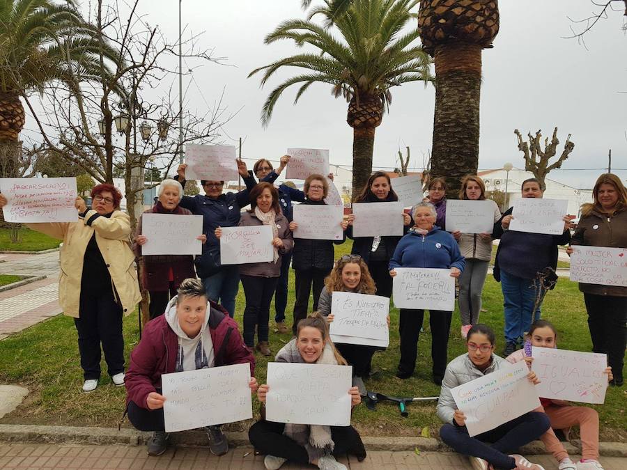 Mujeres de Alonso de Ojeda reivindicando la igualdad entre hombres y mujeres. 