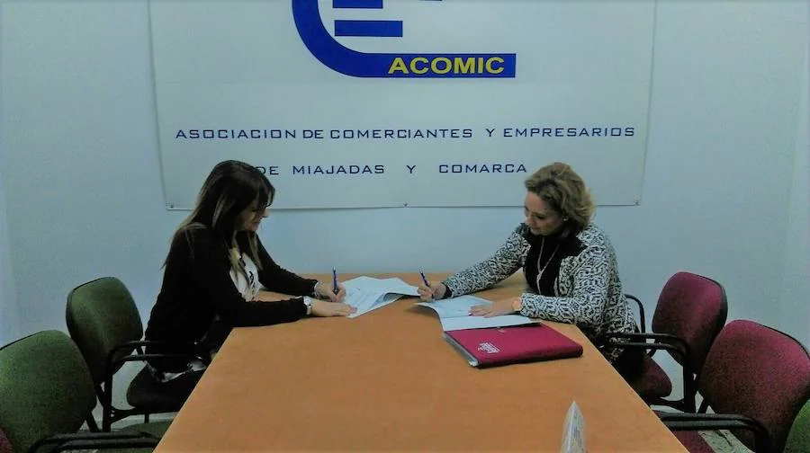 Raquel Sánchez (izquierda) y Yolanda González (derecha) en la firma del convenio. 