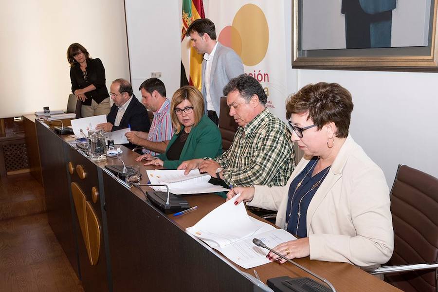 Firma con representantes de la zona. 