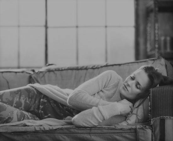Imagen de archivo de una mujer echándose la siesta. 