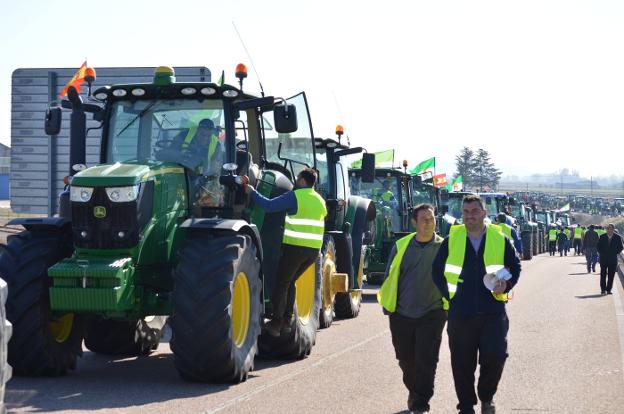 Tractorada de protesta en Semana Santa, donde surgió la plataforma 27M. 