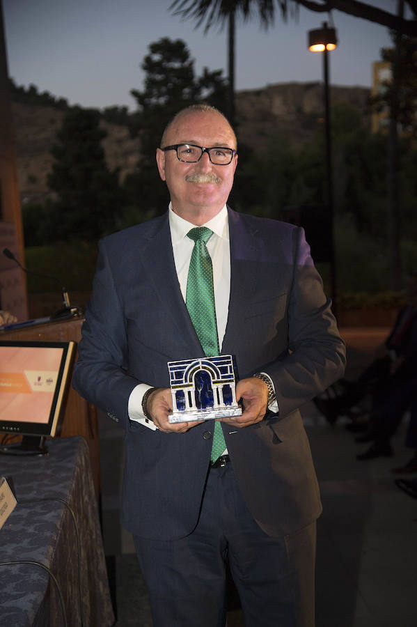 Eugenio Manzano recibiendo el premio Familia-Empresas. 